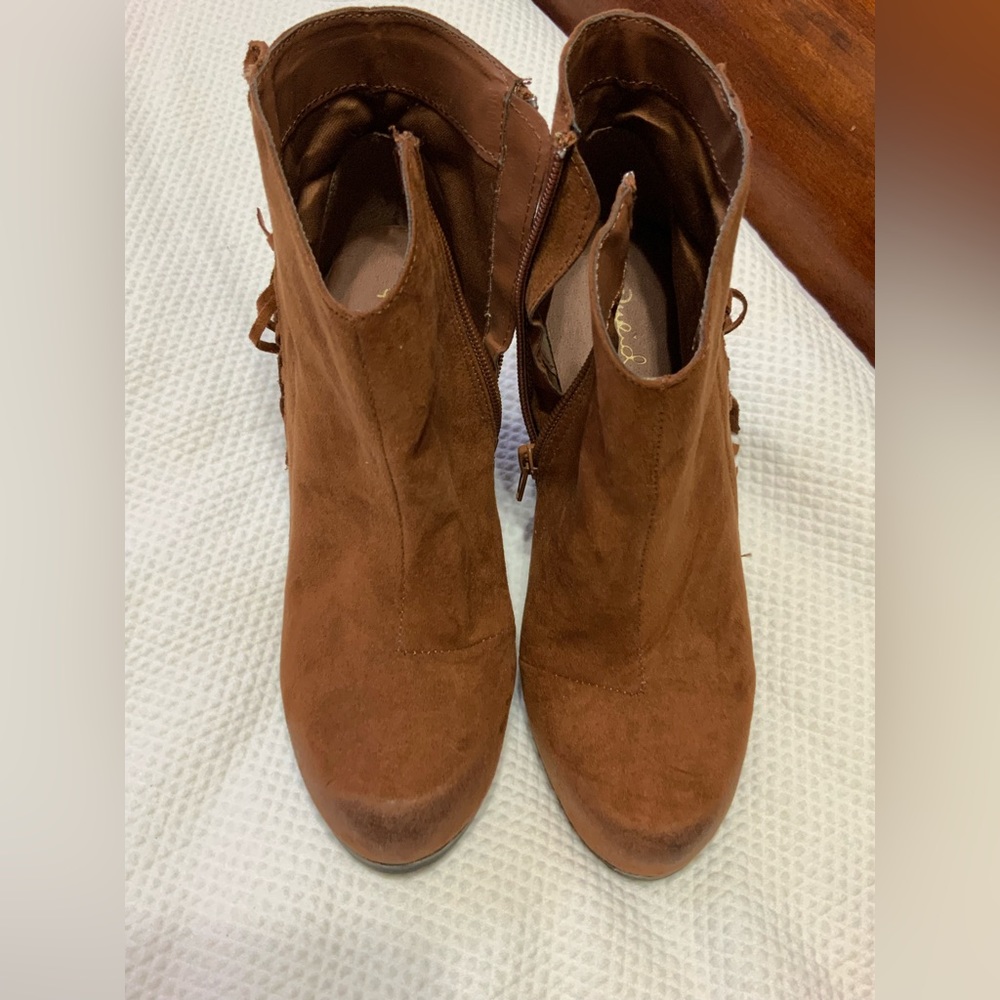 Cute ankle boots with side fringe